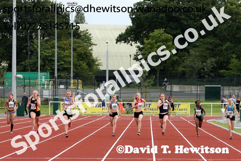 Under-15 girls 200 metres. Photo: David T. Hewitson/Sports for All Pics